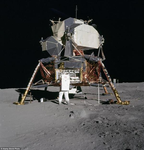 装载着阿波罗11号的土星5号火箭于当地时间1969年7月16日9时32分(13时
