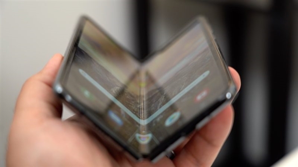 回炉重造!三星新版galaxy fold折叠屏手机上手:1.4万值吗?