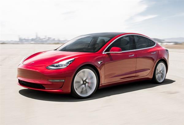在2018年美国新能能源车的销量前十中,特斯拉Model 3共售出139782辆,是第一款年销量超过10万辆的电动汽车。2019年1月4日,特斯拉Model 3高性能全轮驱动版和长续航全轮驱动版正式在中国大陆地区开放选配;2月1日,长续航后轮驱动版也对中国大陆地区开放选配,起售价为人民币43.