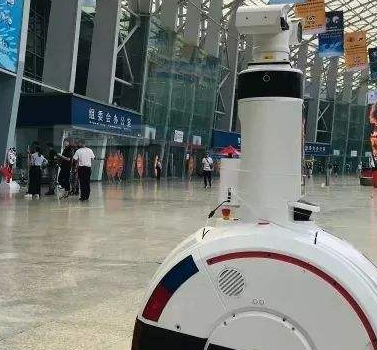 江苏首个5g防疫机器人投入使用 提升防疫检查工作效率