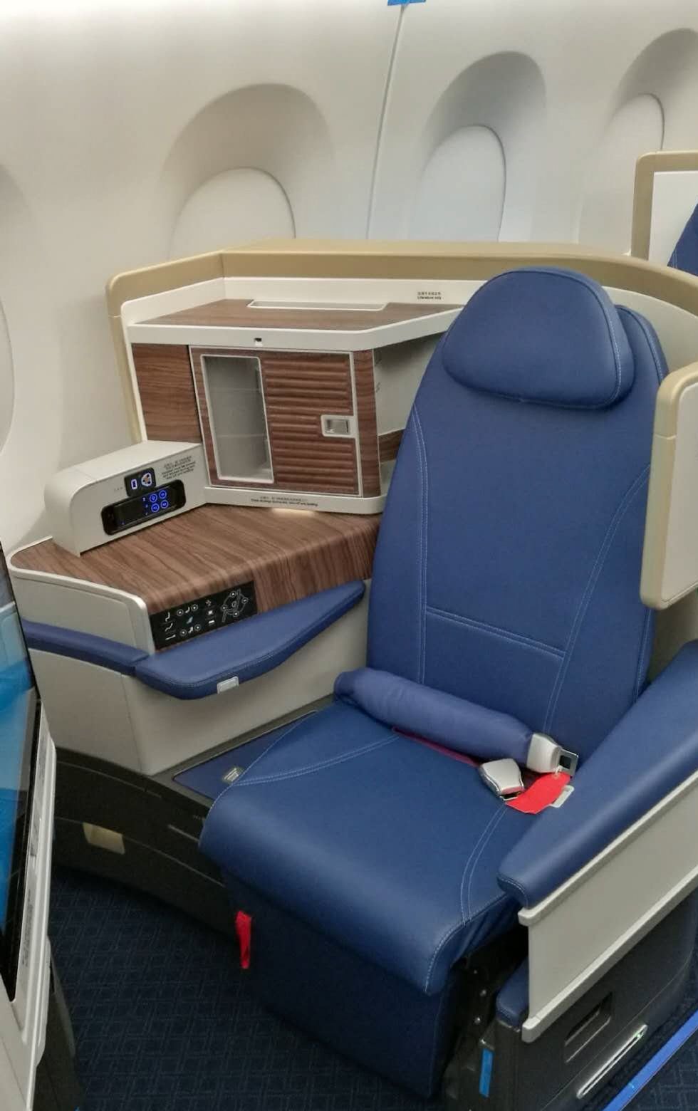南航首架空客a350飞机已正式完成好了公务舱座椅的安装