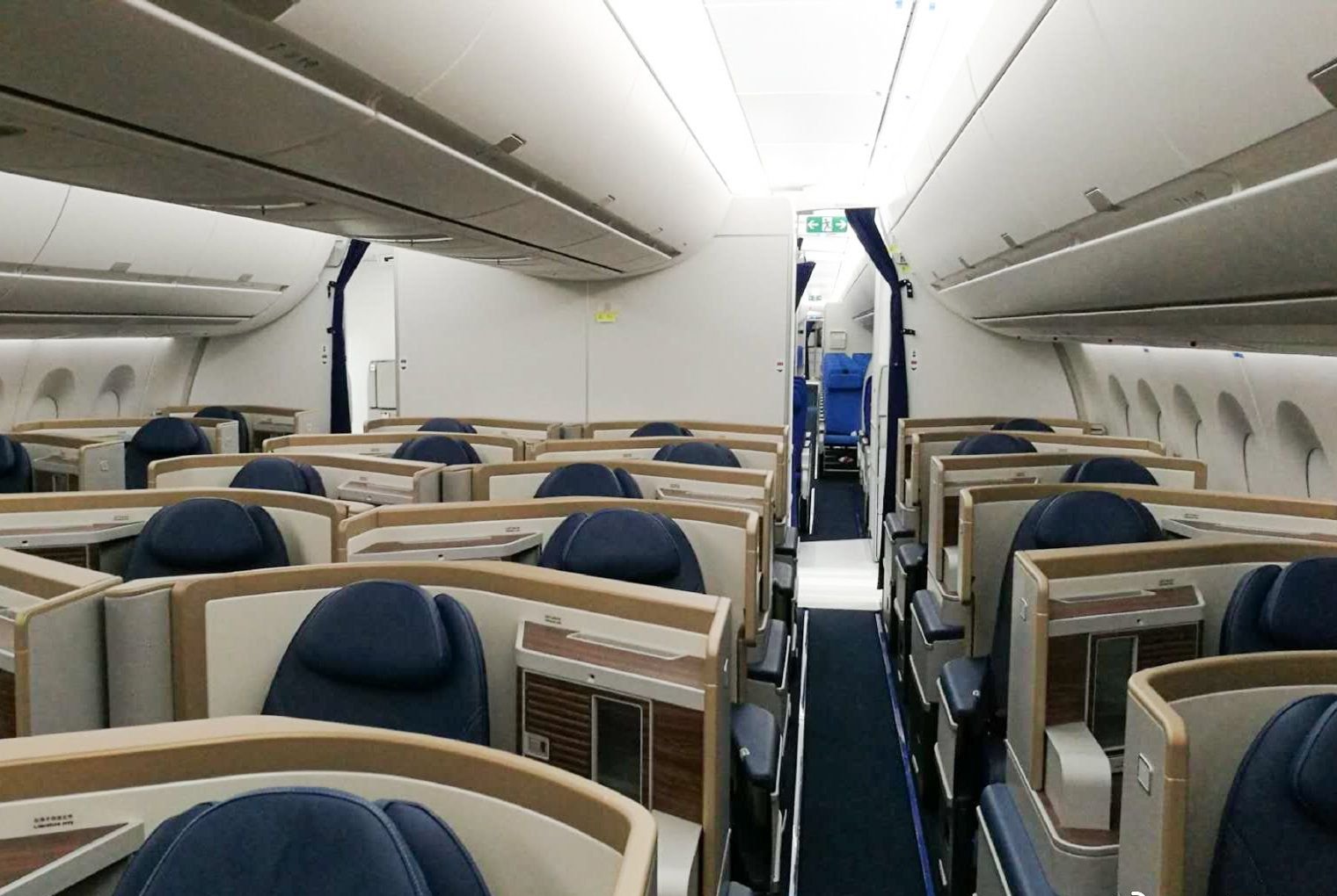 南航首架空客a350飞机已正式完成好了公务舱座椅的安装